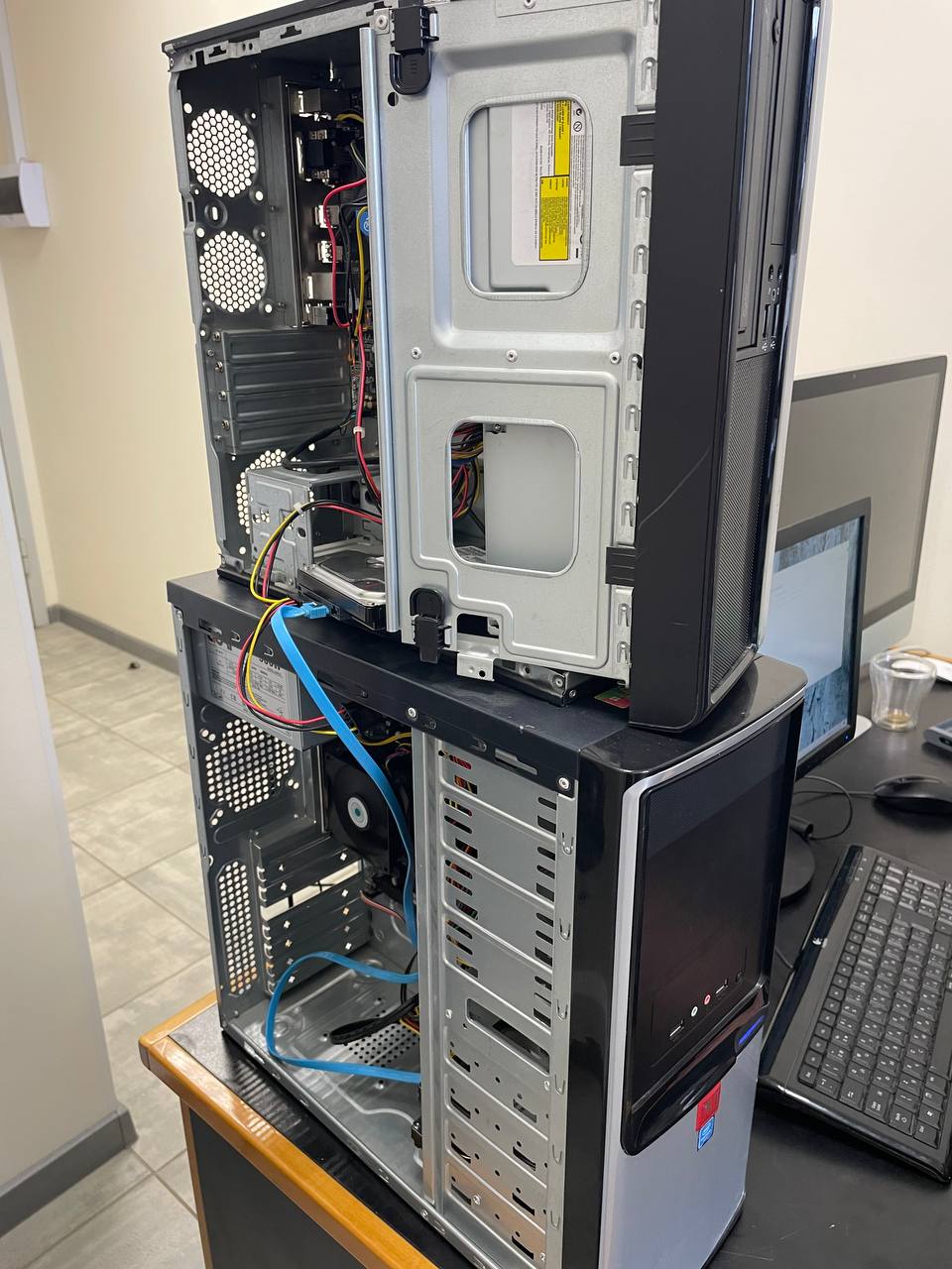 Ремонт и разбор системного блока для чистки от пыли и замены термопасты в мастерской